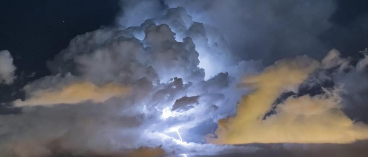 Imagen general de la tormenta de esta madrugada sobre Barcelona.