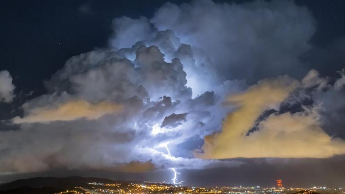 Imagen general de la tormenta de esta madrugada sobre Barcelona.