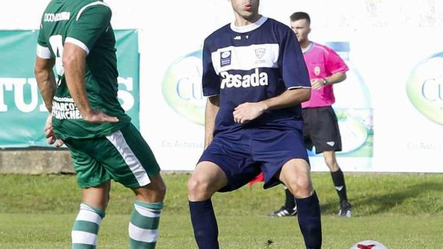 Pevida controla el balón en el partido de Copa ante el Covadonga.