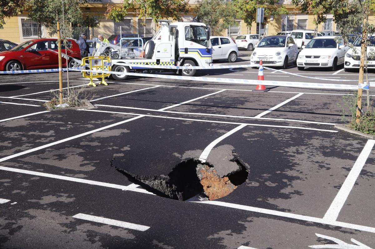 Imagen del socavón que ha aparecido en el aparcamiento de Valdeolleros.