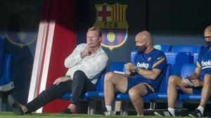 Ronald Koeman, en el banquillo durante el amistoso frente al Nàstic.