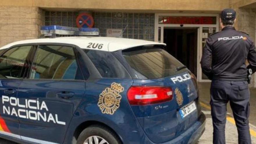 Un policía nacional en Urgencias del Hospital General de Alicante.