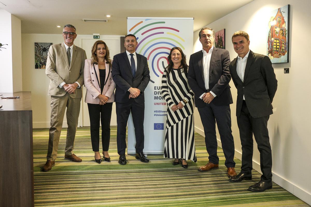 De izquierda a derecha, Marci Acuña, María Jesús Tobar, Oswaldo Betancort, Ascensión Toledo, Francisco Candil y Héctor Fernández en Bruselas.