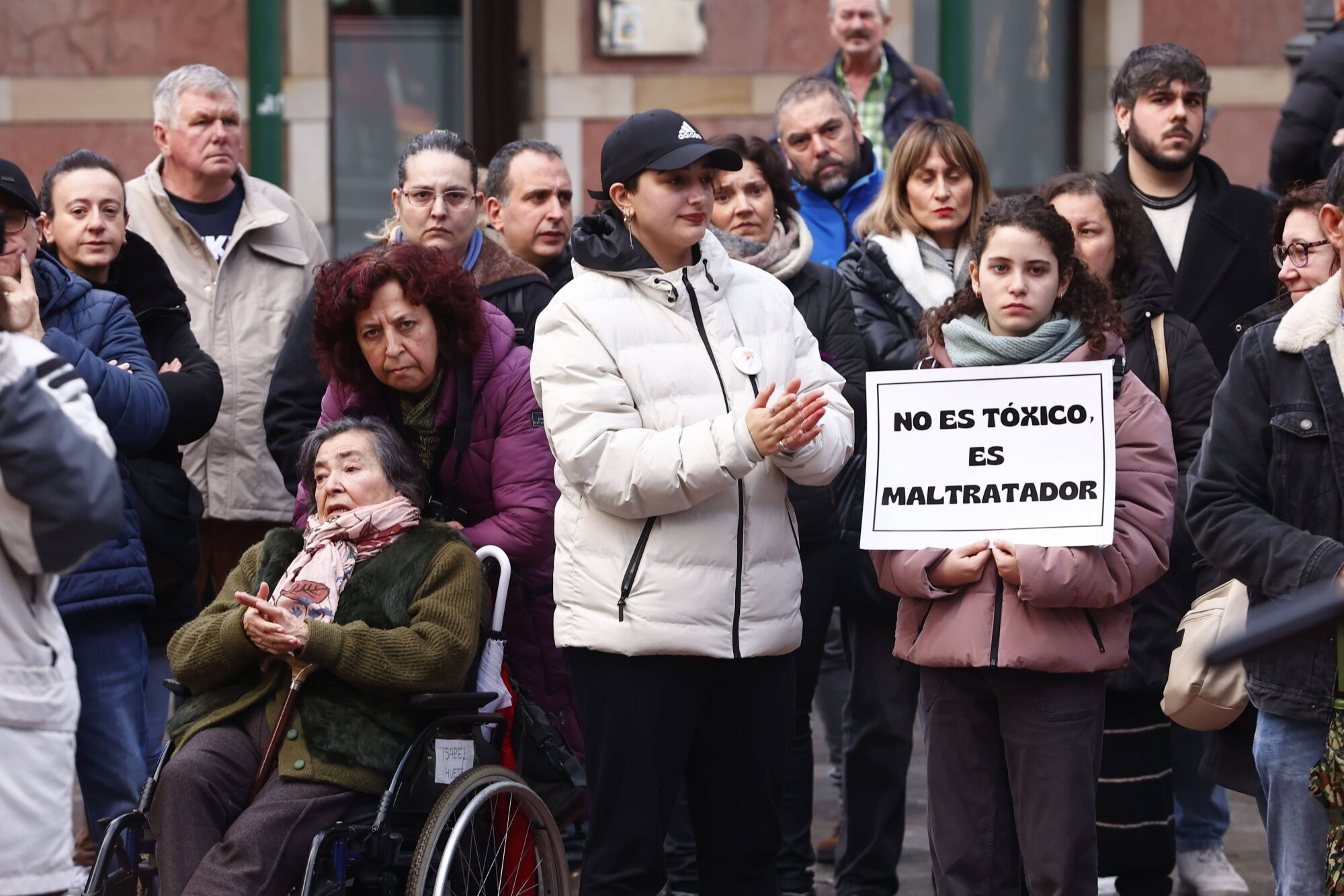 Multitudinaria manifestación en Langreo de repulsa por la muerte de Karilenia