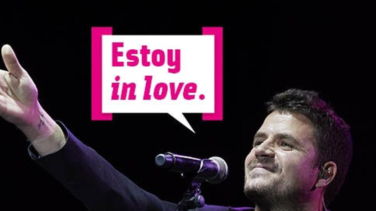 Dani Martín cantando en un concierto con bocadillo: &quot;Estoy in love&quot;