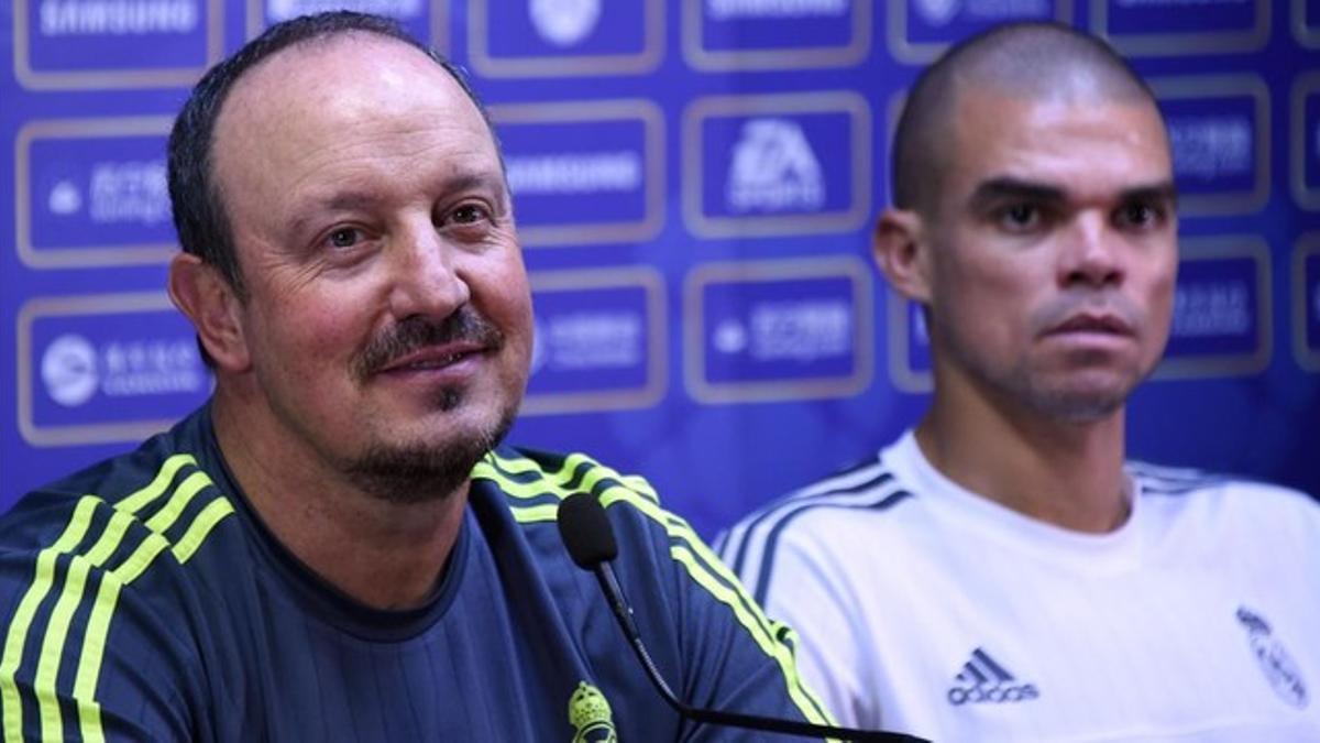 Rafa Benítez  en rueda de prensa junto a Pepe.