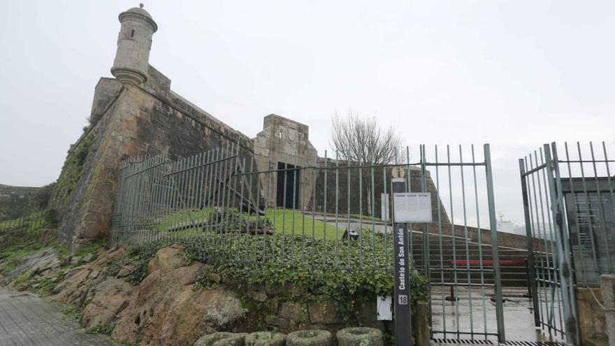 Acceso al Museo Arqueológico en el castillo de San Antón.   | // IAGO LÓPEZ