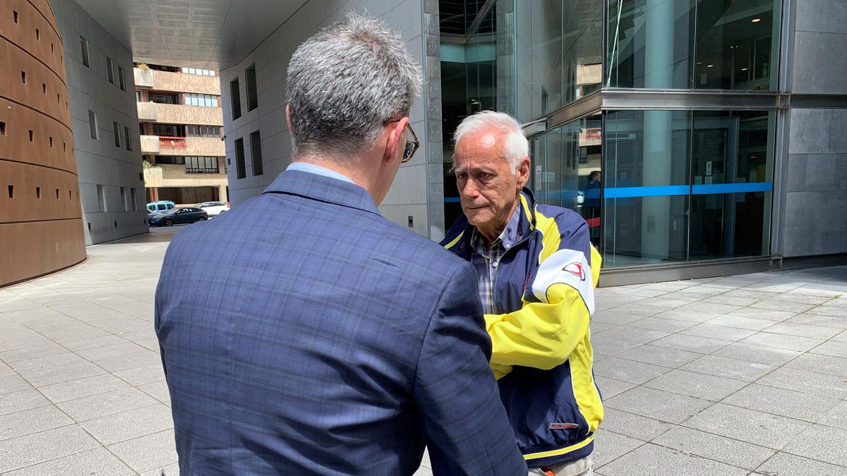 El abogado Gabriel Cueto, de espaldas, junto al padre de la menor abusada.