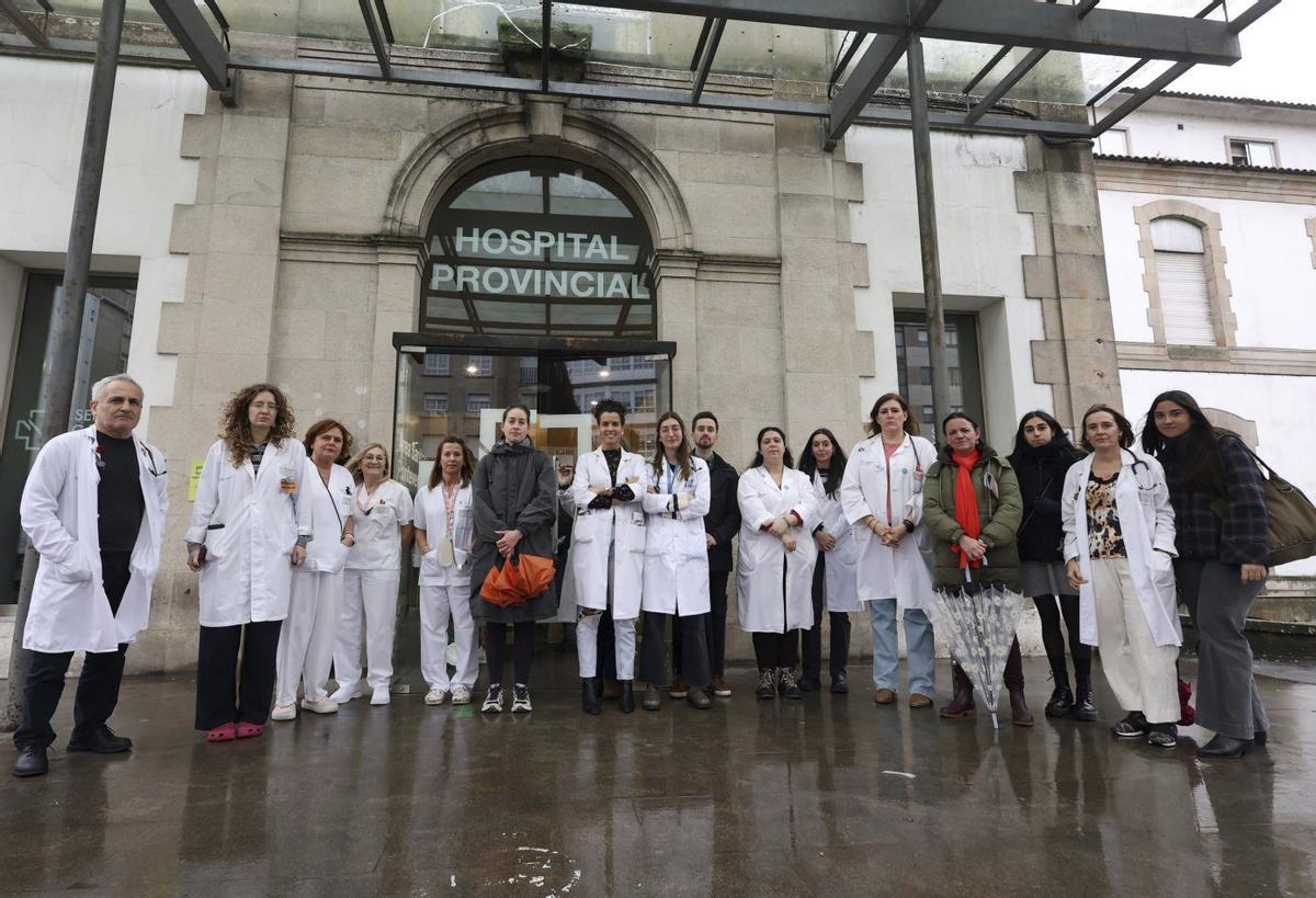 La concentración de ayer ante el Hospital Provincial de Pontevedra.