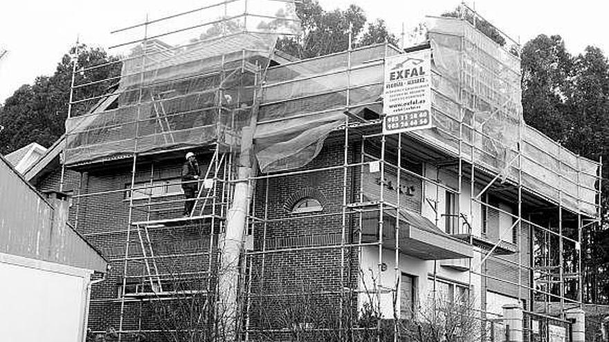 Comienza la demolición de la tercera planta de la casa del Camino del Faro de Candás