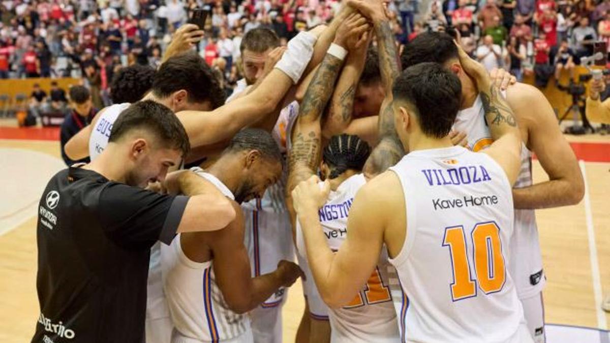 Els jugadors agrupats celebrant la victòria contra el Barça.