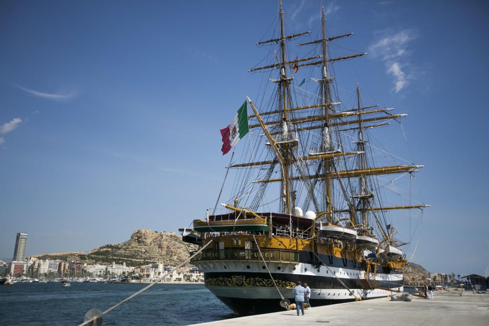 El Amerigo Vespucci atraca en Alicante