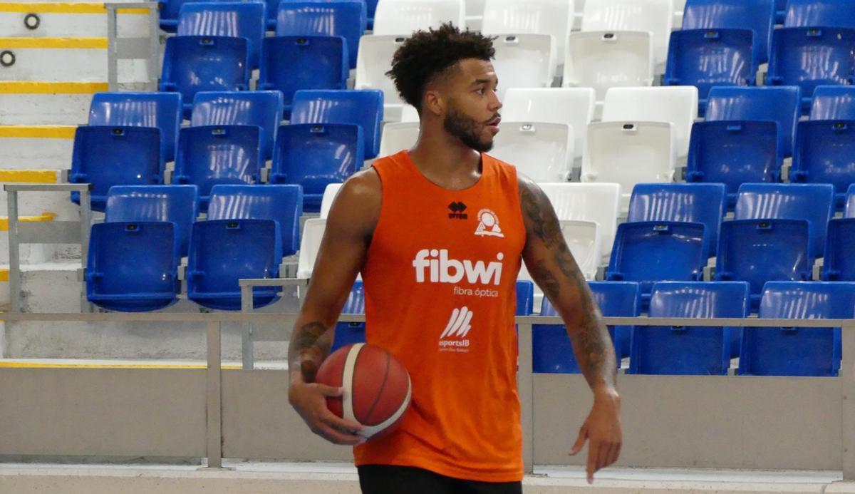 Ismael Tamba, en un entrenamiento del Fibwi Palma de LEB Plata.