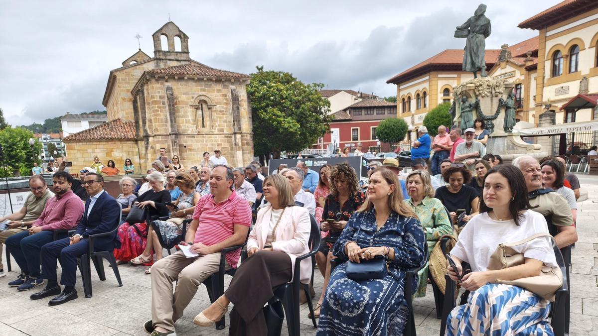 En primera fila, de izquierda a derecha, el alcalde de Villaviciosa, Alejandro Vega; la vicepresidenta del Principado de Asturias, Gimena Llamedo; la alcaldesa de Caravia, Salomé Samartino, y la concejal de Piloña, Irene Carreño, en el acto en Villaviciosa