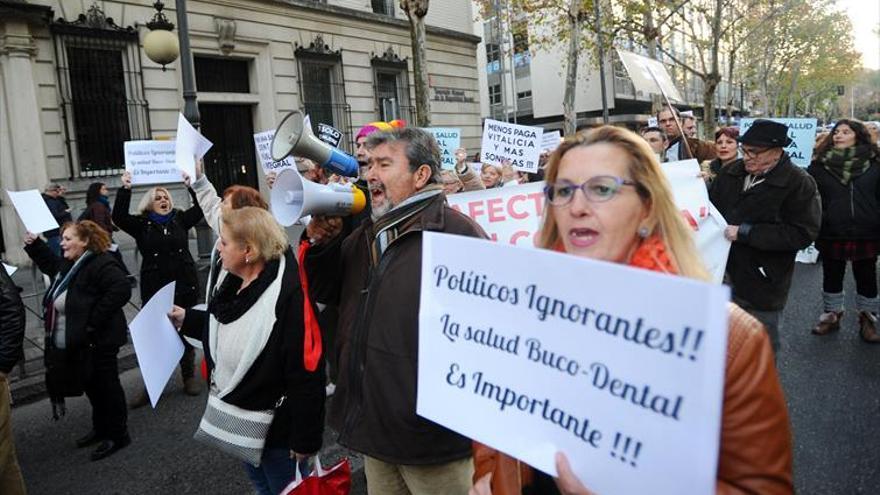 Reclaman que la sanidad pública asuma la atención bucodental plena