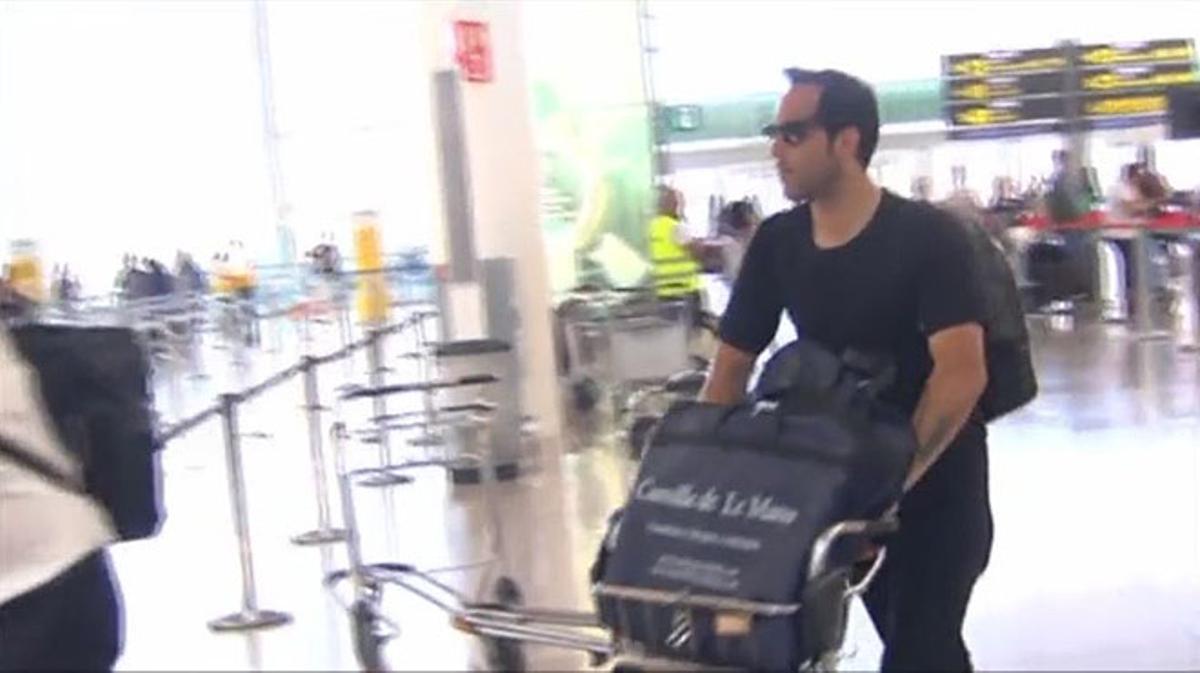 El portero Claudio Bravo, en el aeropuerto antes de volar a Manchester.