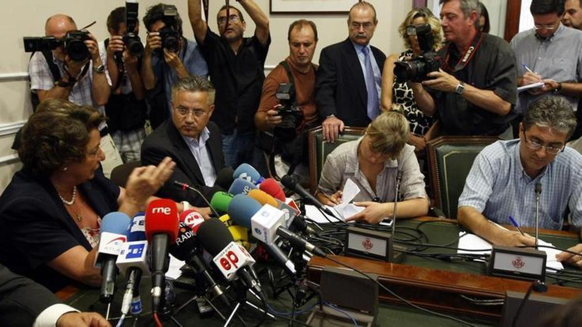 Barberá en la rueda de prensa que dio en julio de 2009 para dar explicaciones por el bolso que le regaló la trama Gürtel.