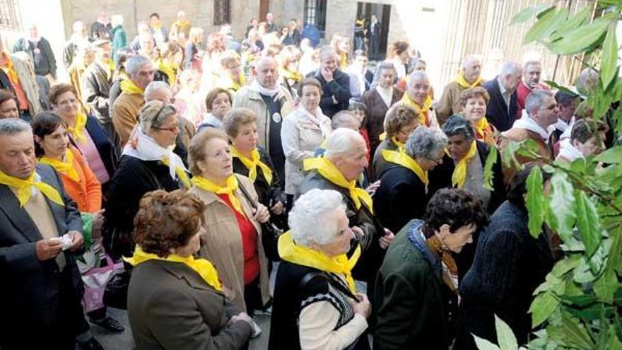 Cientos de fieles se acercaron ayer a Santa María la Mayor.