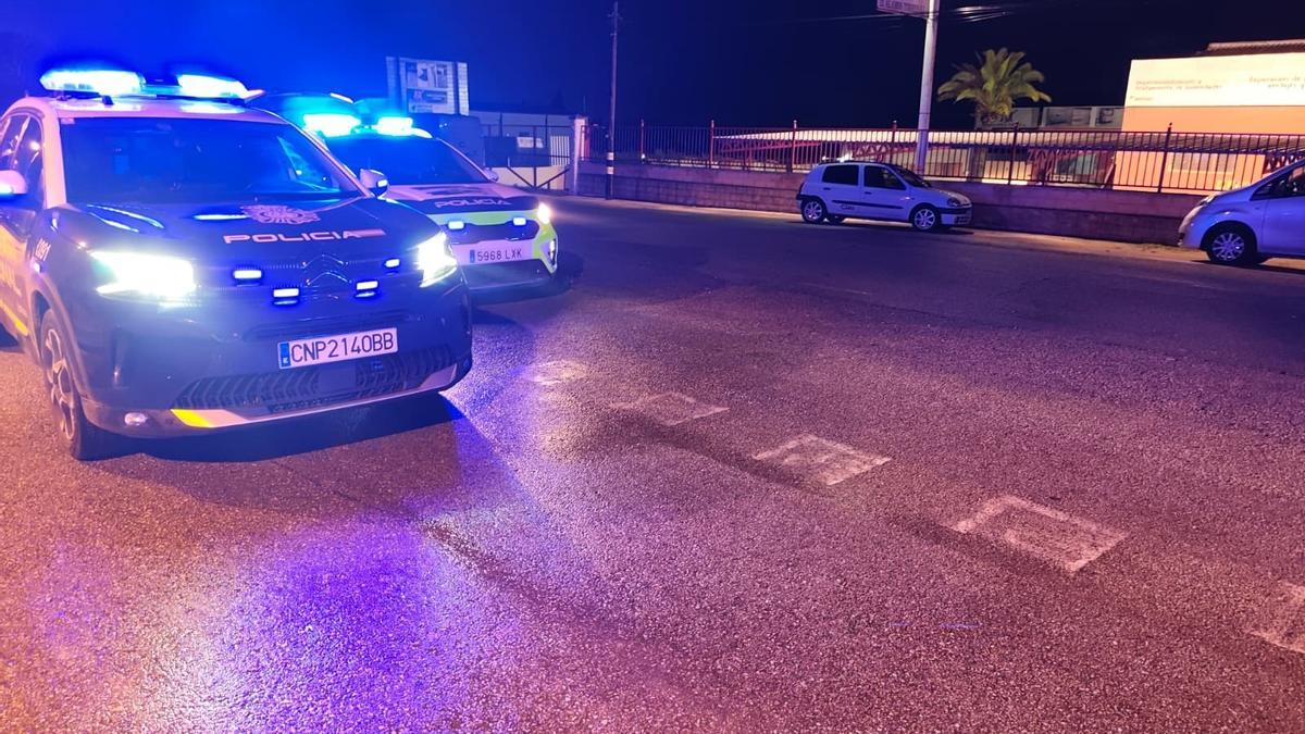 Dos vehículos de las policías Nacional y Local de Lucena permanecen en el lugar de atropello.