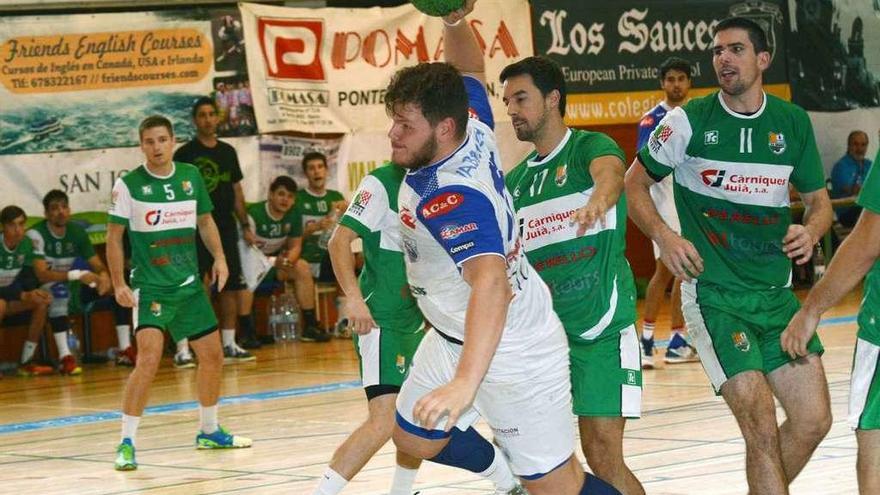 Daniel Ramos lanzando a portería durante el partido de ayer ante el Bordils. // Rafa Vázquez