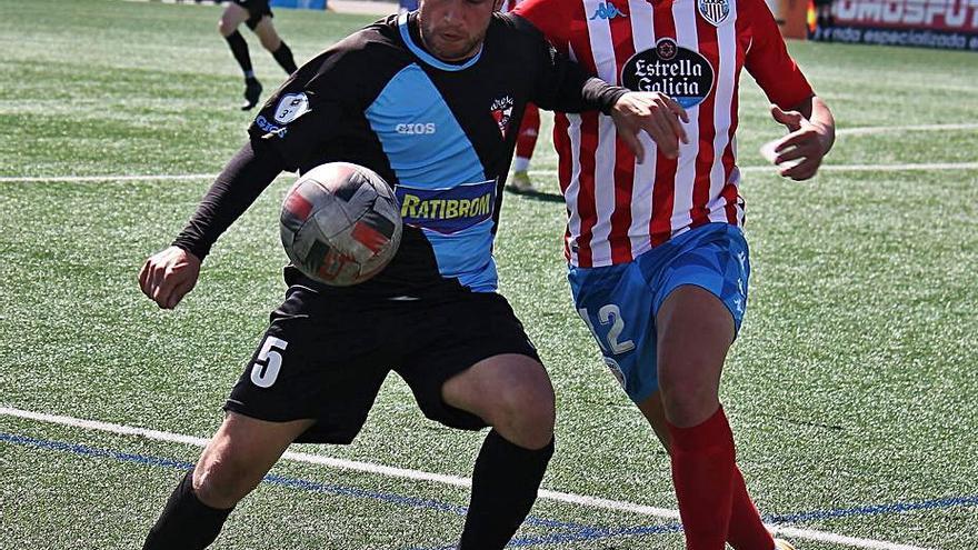 Torrado midiéndose a Campillo en el partido de A Cheda. |  // JUAN ACHA