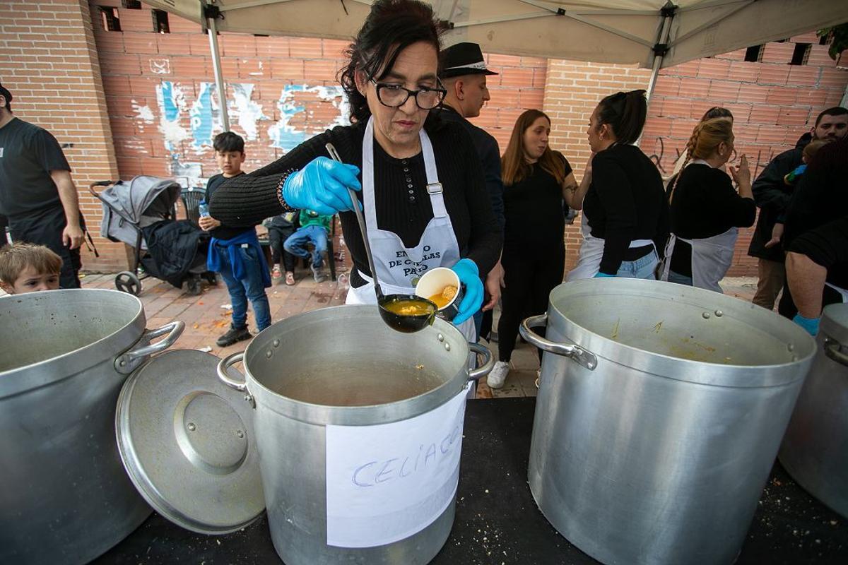 Así ha sido el Encuentro de Cuadrillas en Patiño con su tradicional reparto de pelotas, en imágenes