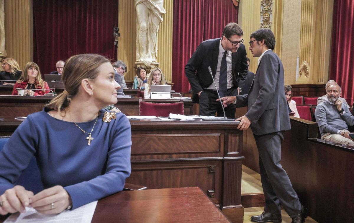 Prohens observa mientras negocian los portavoces del PP y PSIB, Sebastià Sagreras e Iago Negueruela.