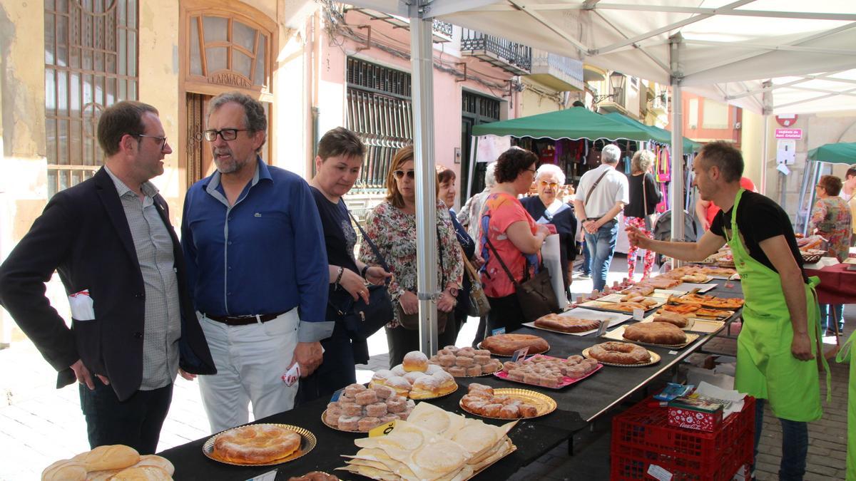 El alcalde de Ribesalbes, César Pallarés, y el presidente de la Diputación, José Martí, conversa junto a un puesto en la última edición de la feria, en el 2019.