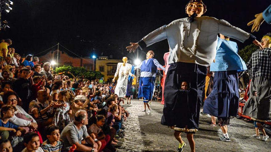 Pasacalle de papagüevos anoche en Santa María de Guía.