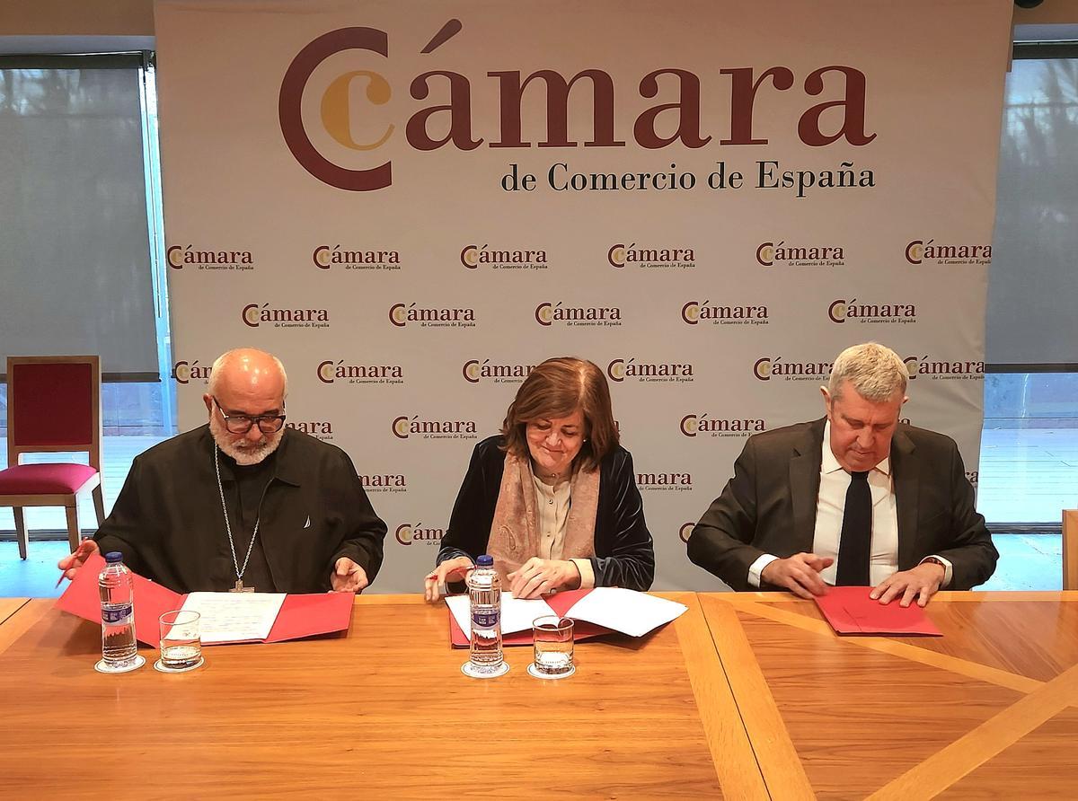 El obispo de Carúpano, la presidenta de la UCAM y el director general de INCYDE.