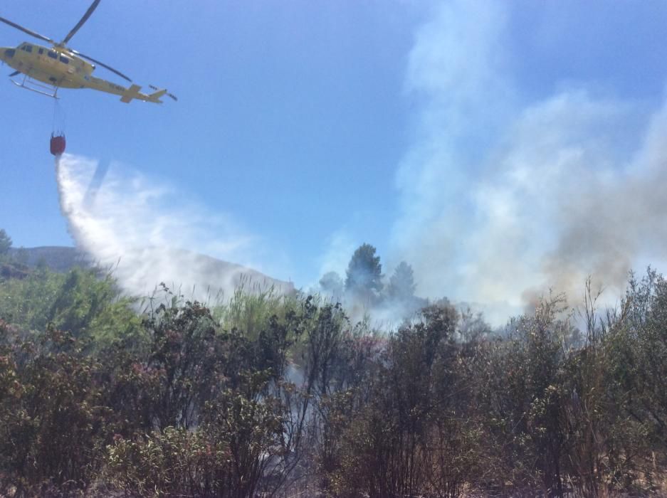 Un incendio forestal en Parcent obliga a desalojar una decena de viviendas