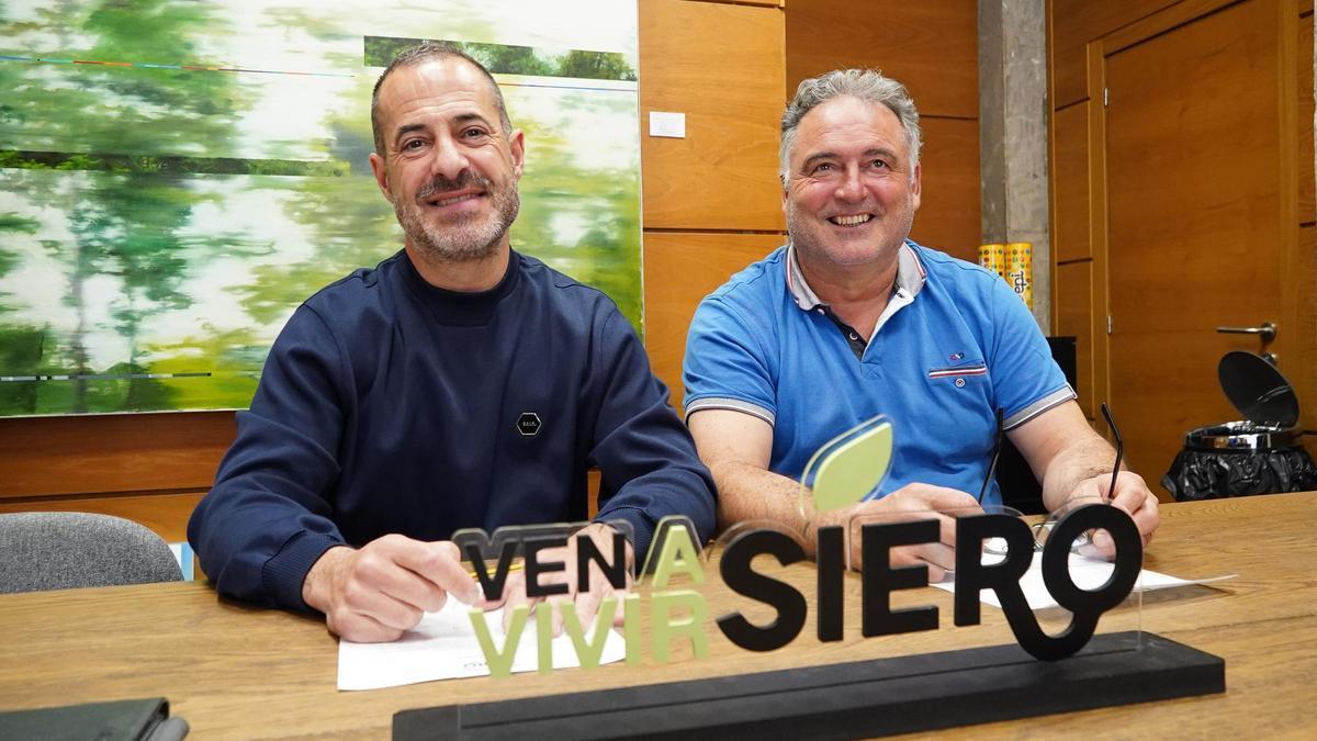 Ángel García "Cepi" y Alejandro Villa, este miércoles en el Ayuntamiento de Siero.
