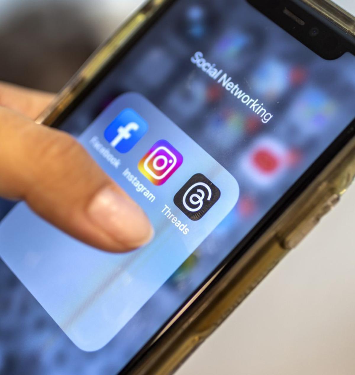 Una persona accede a una aplicación a través de un móvil.  | |  EFE