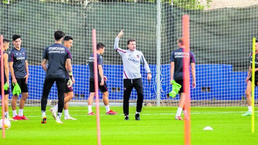 Agustín Izquierdo y Pedro López, segundo entrenador y técnico asistente, llevan en Buñol desde el lunes. | GERMÁN CABALLERO