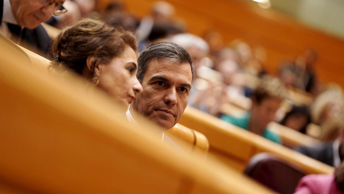 María Jesús Montero y Pedro Sánchez, este jueves en el Senado.