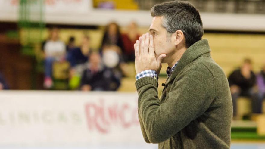 Francis Tomé da órdenes en un partido.