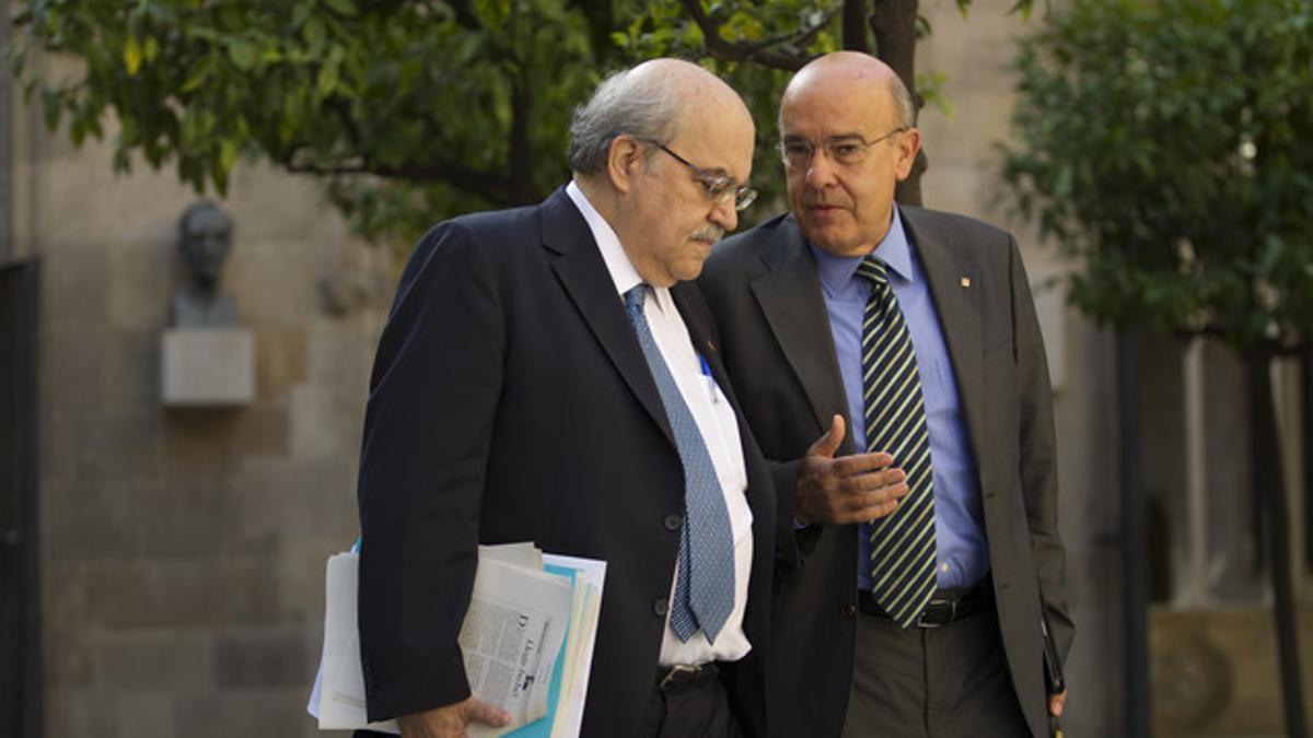 Andreu Mas-Colell escucha al 'conseller' de Salut, Boi Ruiz, en el Palau de la Generalitat, la semana pasada.