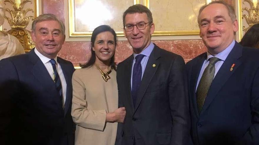 Encuentro entre altos representantes gallegos del PP   |  El acto de aniversario de la Constitución reunió ayer en Madrid a varios de los más altos representantes institucionales de Galicia por el Partido Popular. En la imagen, de izquierda a derecha, el portavoz del PP en el Senado, José Manuel Barreiro; la diputada y presidenta de la Comisión de Asuntos Exteriores Pilar Rojo, el presidente de la Xunta Alberto Núñez Feijóo y el diputado por A Coruña Miguel Lorenzo.