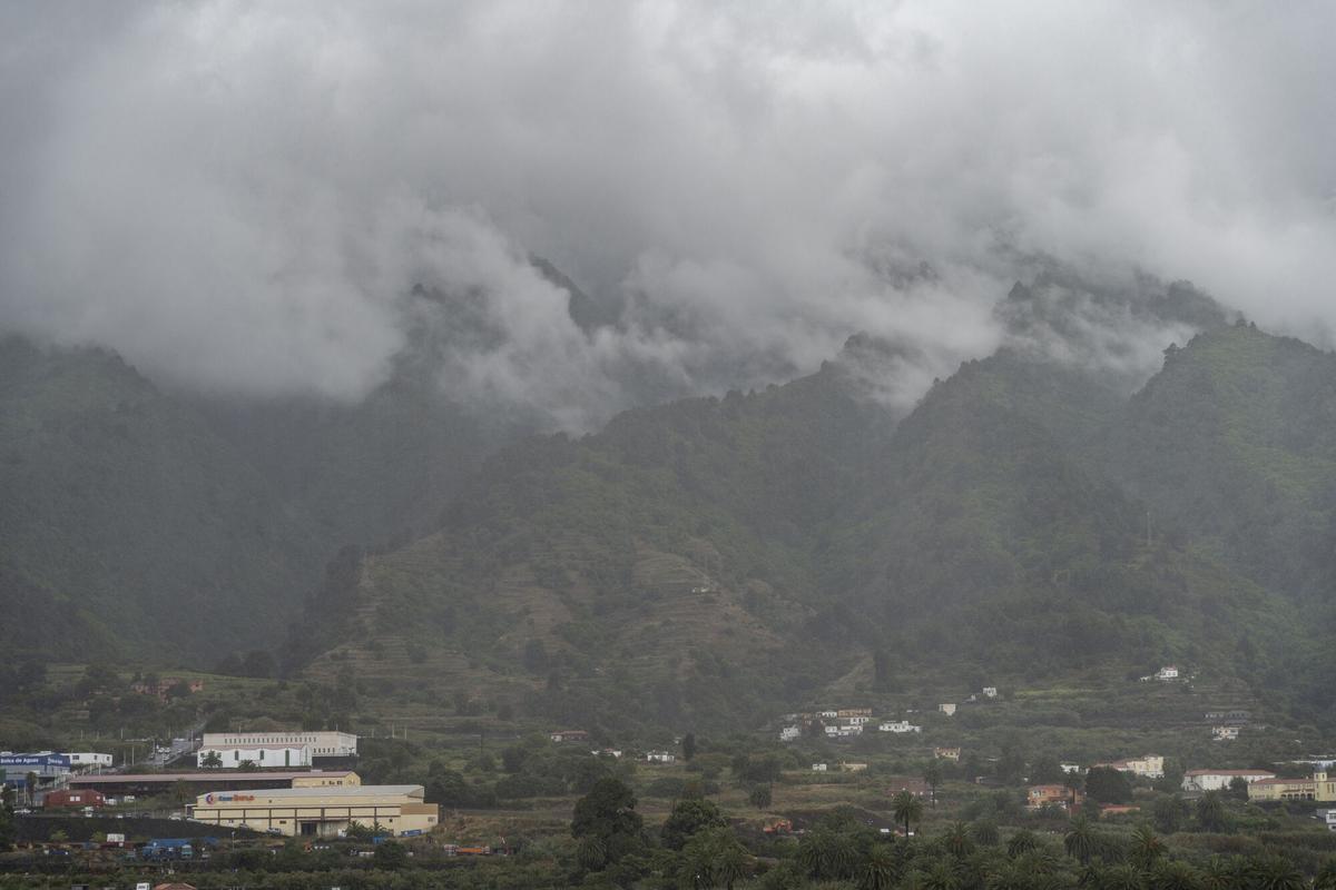 06/06/2023 Nubes bajas por la borrasca 'Óscar', a 6 de junio de 2023, en La Palma, Santa Cruz de Tenerife, Canarias (España). La Agencia Estatal de Meteorología (Aemet) ha alertado a una docena de provincias del norte peninsular y Canarias del riesgo por lluvias y tormentas a causa de la borrasca ‘Óscar’, la décimo quinta de gran impacto de esta temporada. En Canarias se espera que los cielos permanezcan nubosos y que se produzcan precipitaciones, que podrán ser localmente fuertes o persistentes en las islas de mayor relieve, además de rachas de viento de hasta 90 km/h en La Palma y Tenerife. SOCIEDAD Europa Press
