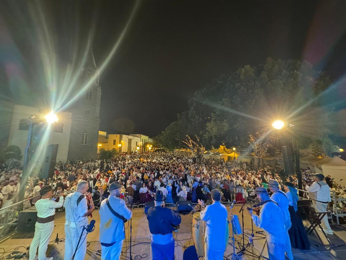 Tenderete en la plaza de San Juan de Telde por el Día de Canarias