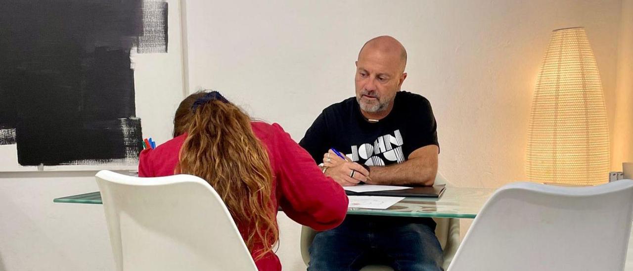 El psicólogo especializado en niños y jóvenes, Paco Pérez, en su despacho. | C. LL.