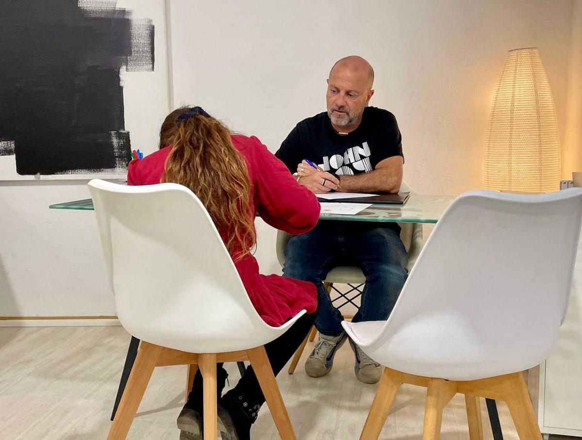 Paco Pérez, psicólogo infanto-juvenil: «Veo niños de siete años que piden a sus padres ir al psicólogo»