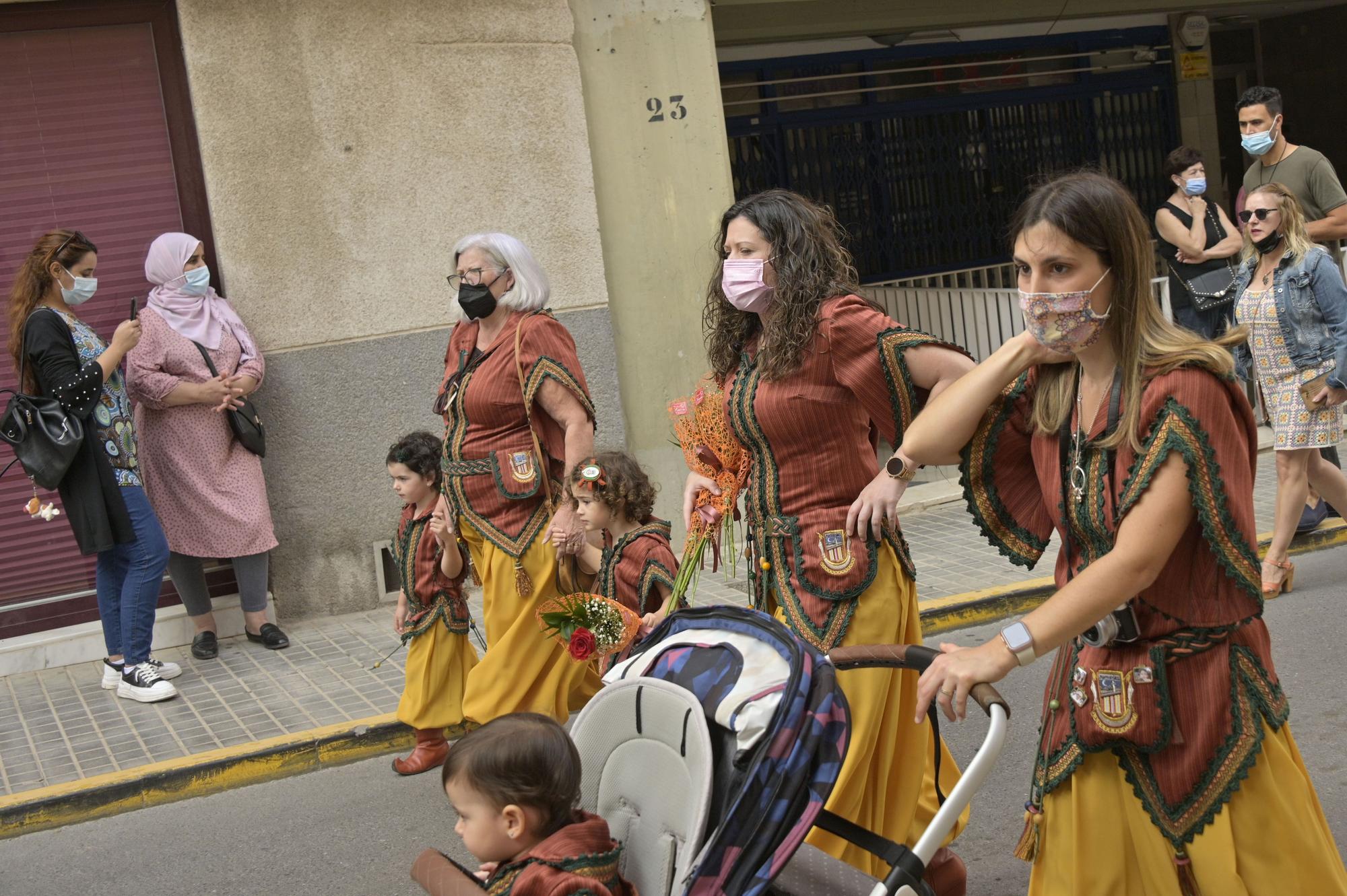 Crevillent celebra el primer desfile de Moros y Cristianos en la provincia con mascarilla