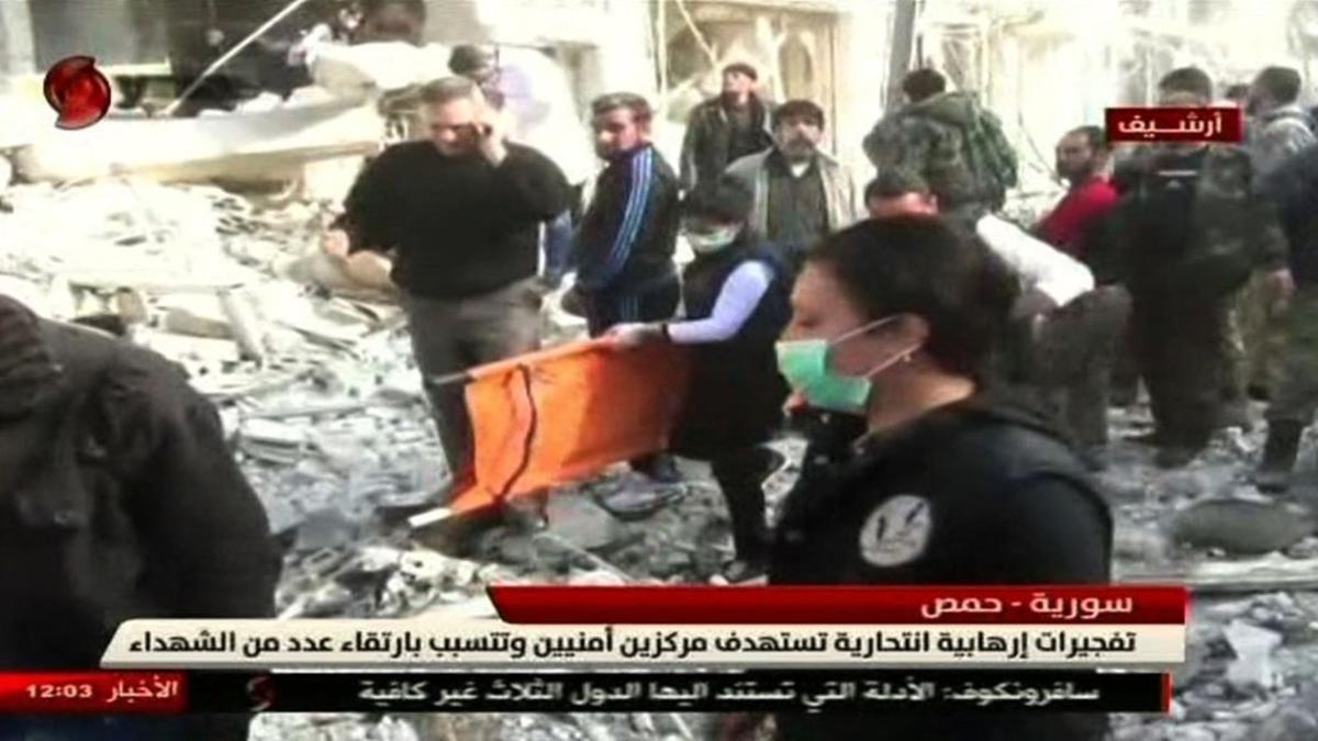 Destrozos causados por el ataque suicida en Homs, en una imagen de vídeo de Al-Ikhabariya Al-Souriya TV, el 25 de febrero.