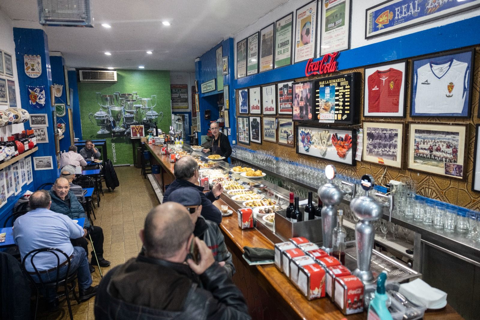 En imágenes | Bar La Romareda: un museo del Real Zaragoza, el vermú casero y la tapa de toda la vida