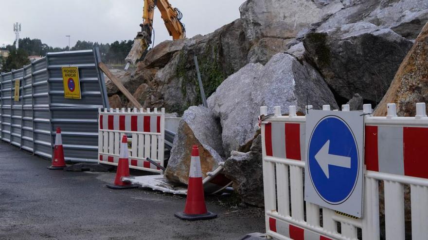 Las rocas que cayeron sobre las vallas de la obra de la urbanización de Pedro Fernández.   | // MIGUEL MIRAMONTES