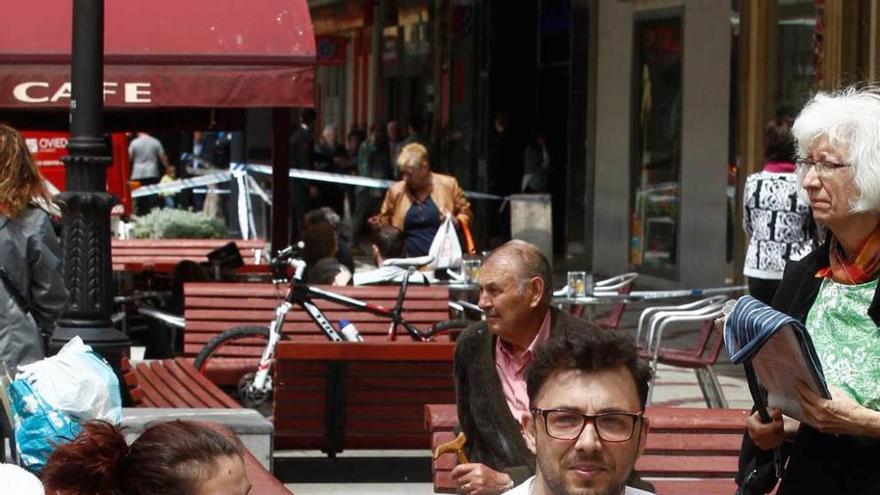 Andrés Varga, ayer, en el exterior del edificio.