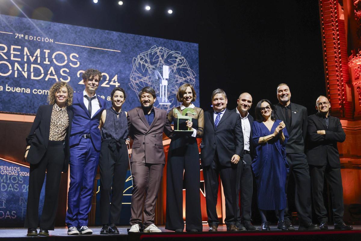 FOTOS | Gala de los Premios Ondas 2024. En la foto, la actriz y creadora de 'Esto no es Suecia' Aina Clotet (c) (RTVE y 3Cat) recoge el Premio Ondas Nacional de Televisión a Mejor serie de comedia FOTOS | Gala de los Premios Ondas 2024. En la foto, la actriz y creadora de 'Esto no es Suecia' Aina Clotet (c) (RTVE y 3Cat) recoge el Premio Ondas Nacional de Televisión a Mejor serie de comedia