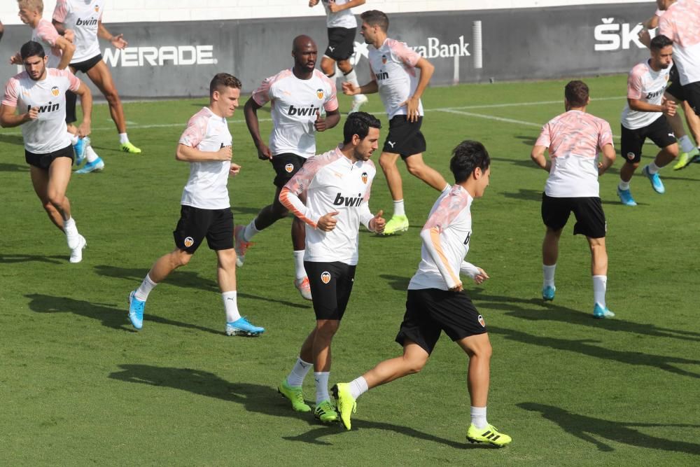 Anil Murthy, atento al entrenamiento del Valencia