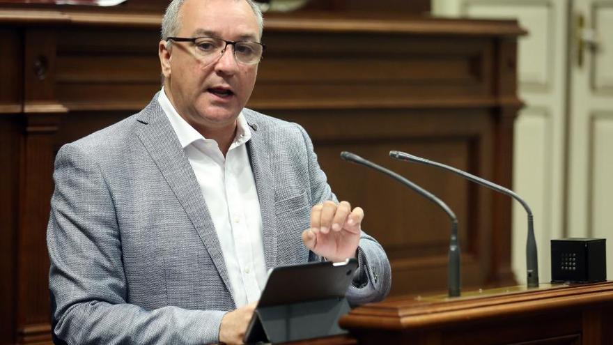 Luis Campos  en una de sus intervenciones en el Parlamento de Canarias.